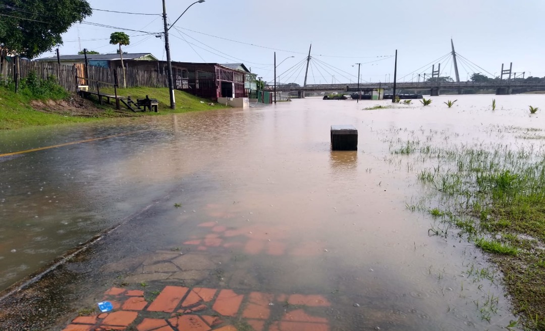 Rio Acre já desabriga quatro famílias em Rio Branco;  prefeitura começou a construir abrigos